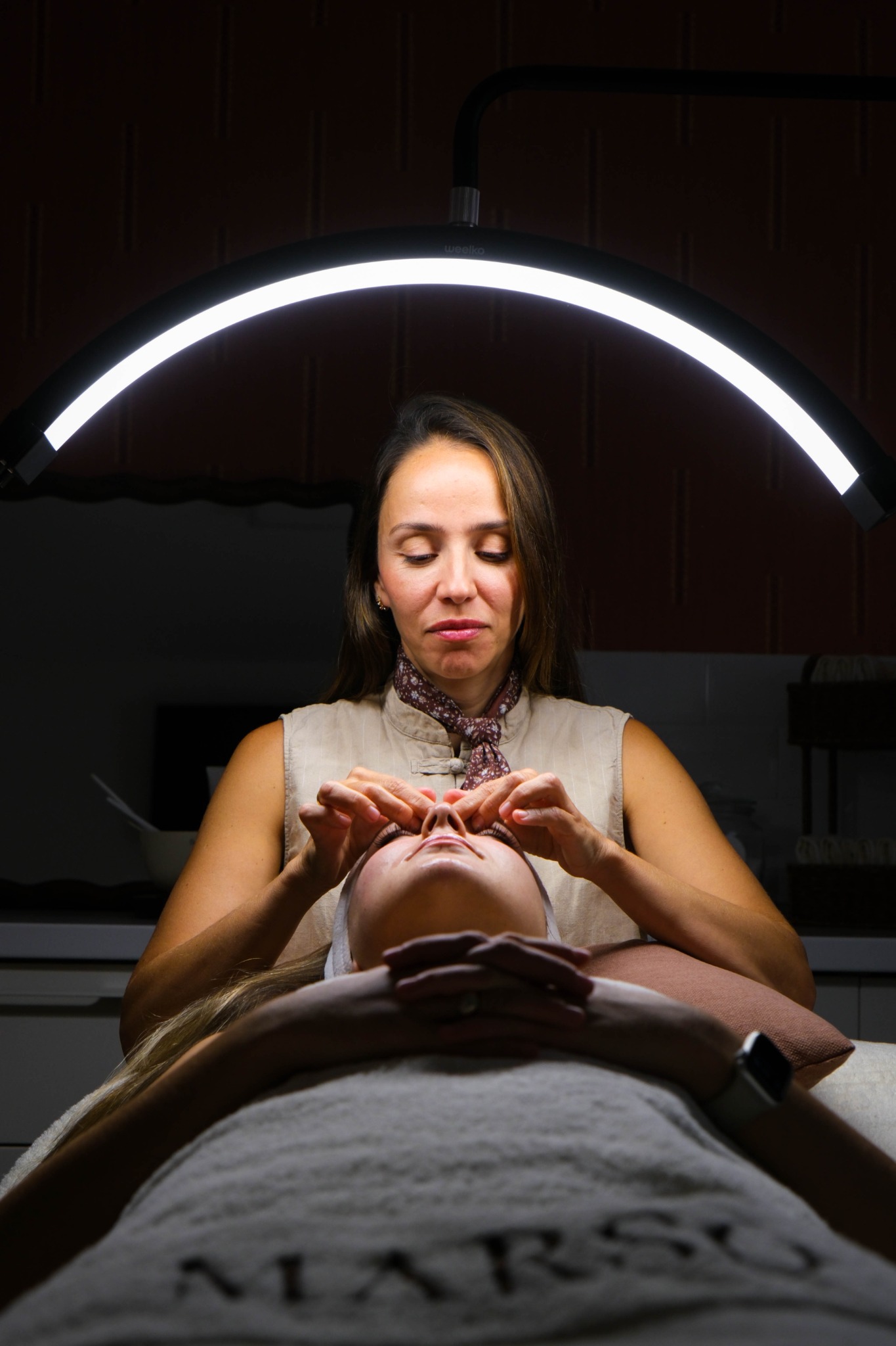 Profesional realizando un cuidado facial en MARSO